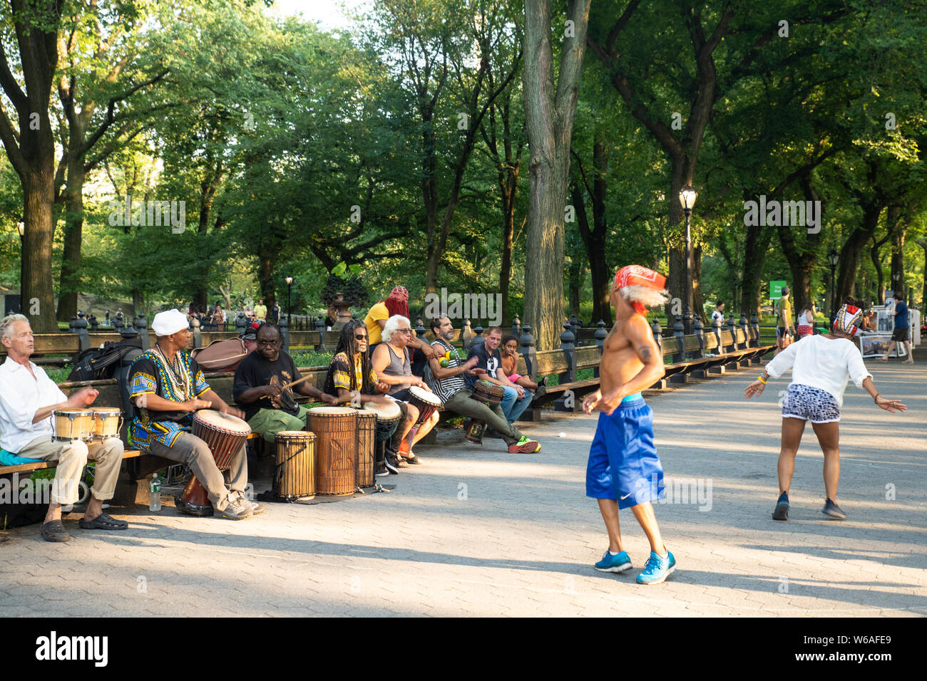 NEW YORK CITY - Juillet 27, 2019 : Avis de Drum Circle dans Central Park à New York City un jour d'été. Banque D'Images