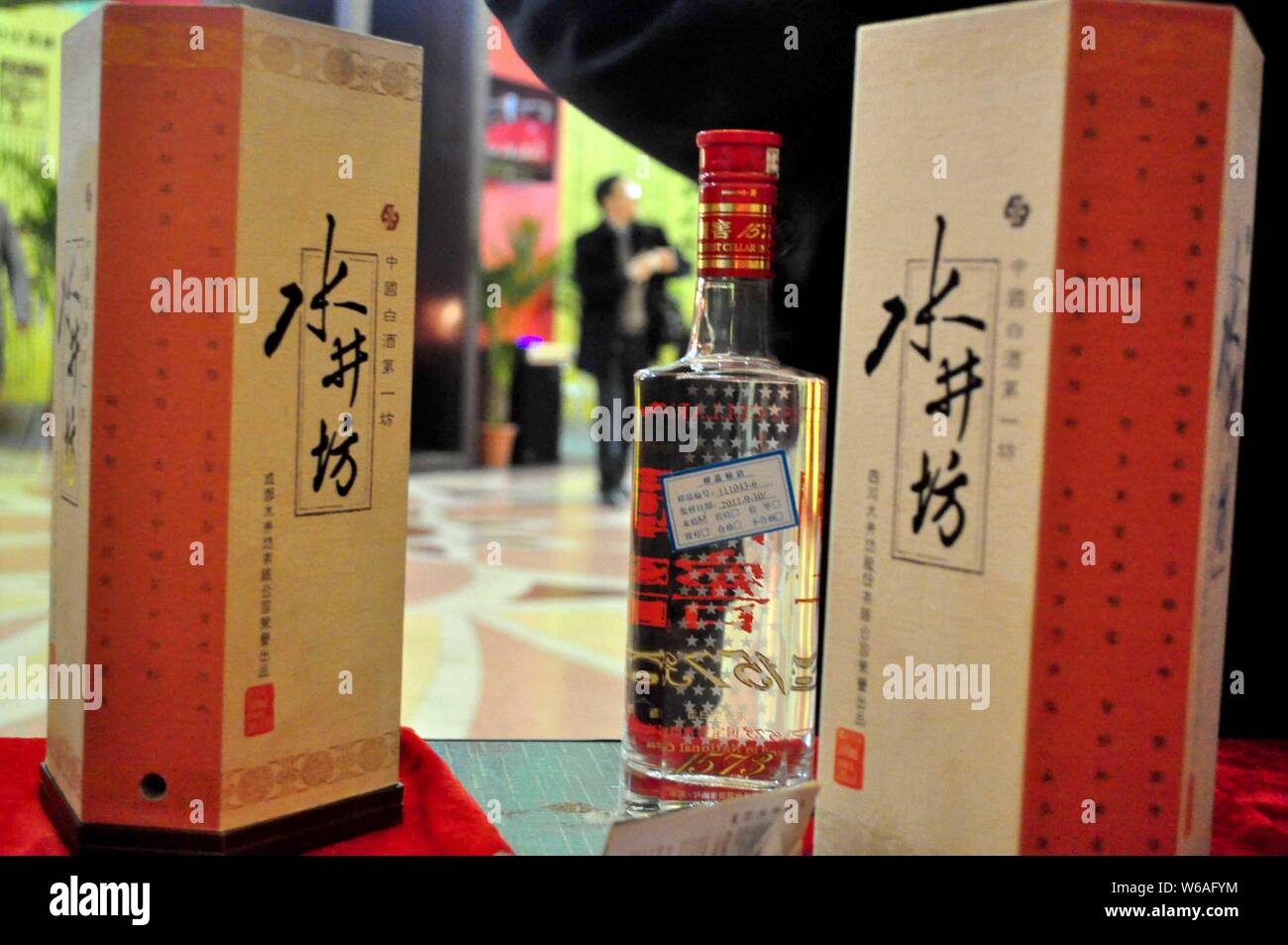 --FILE--Vue sur le stand de Shuijingfang liquor lors d'une exposition à Shanghai, Chine, le 25 novembre 2011. Les producteur de spiritueux Diageo Plc sa Banque D'Images --FILE--Vue sur le stand de Shuijingfang liquor lors d'une exposition à Shanghai, Chine, le 25 novembre 2011. Les producteur de spiritueux Diageo Plc sa Banque D'Images