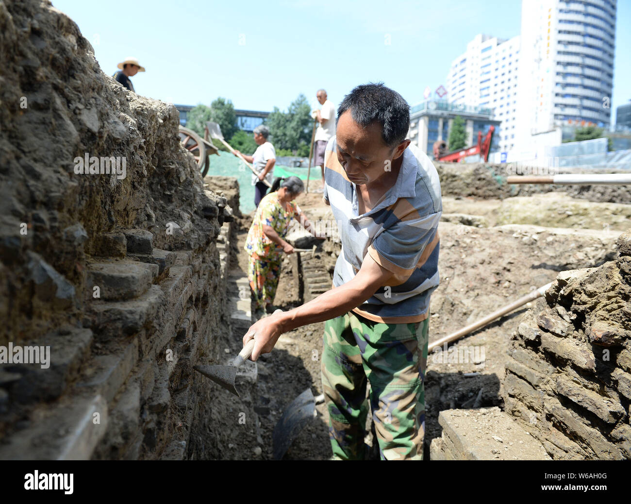 Les travailleurs chinois enquêter sur le site de fouilles de l'ancienne ville des ruines de la fin de la dynastie Tang (618-907) de la dynastie des Song du Sud (960-1279) en C Banque D'Images