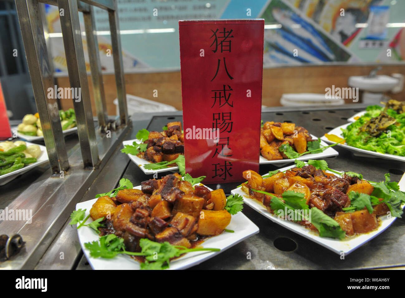 Vue de la Coupe du monde spéciale-plats à thème appelé "Zhu Bajie jouant au football' à vendre à une cantine à Shenyang Aerospace University à Shenyang cit Banque D'Images