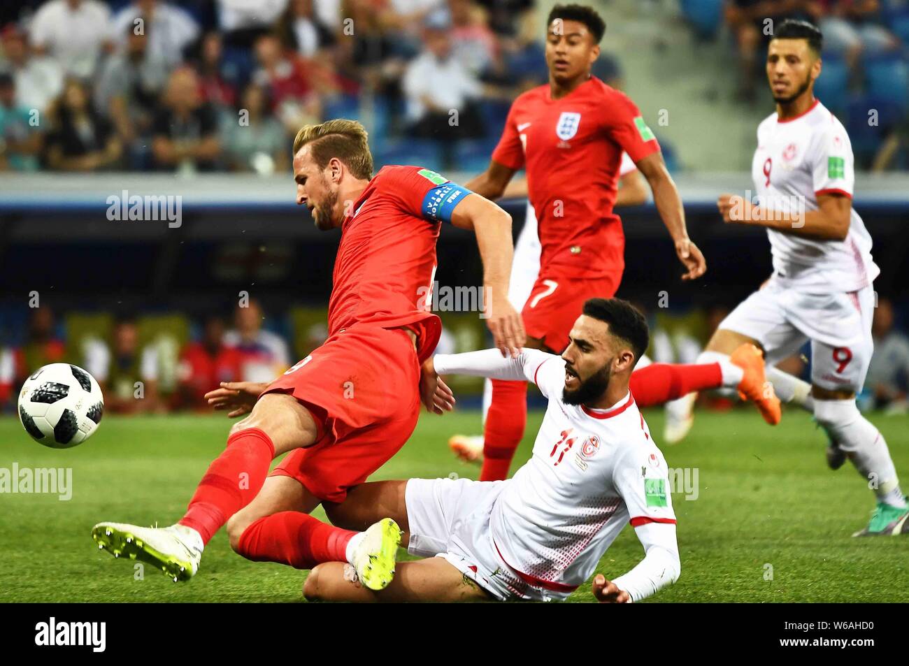 Harry Kane, de l'Angleterre, à gauche, les défis de la Tunisie Bronn Dylan dans leur groupe G match pendant la Coupe du Monde FIFA 2018 à Volgograd, Russie, 18 juin 201 Banque D'Images