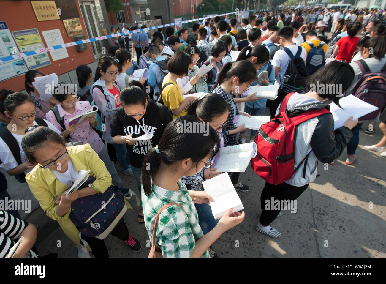 Les étudiants chinois qui prennent part à l'examen d'entrée du collège national 2018, connu comme le Gaokao, rend la préparation finale à l'examen de l'emplacement de Banque D'Images