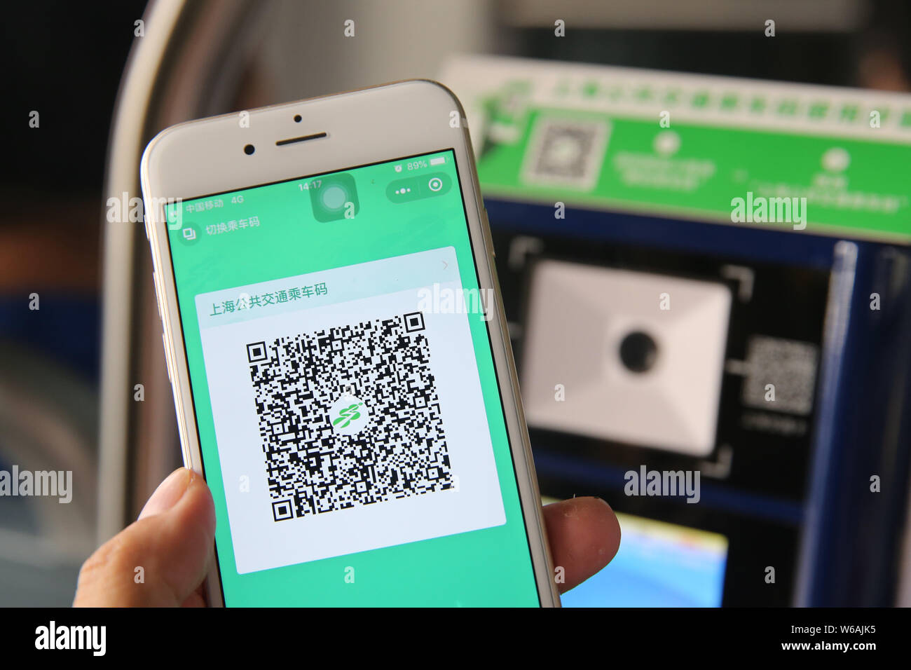 Un résident local utilise son smartphone pour obtenir le code QR par l'application mobile de Tencent WeChat fonction du paiement sur un terminal de paiement b Banque D'Images
