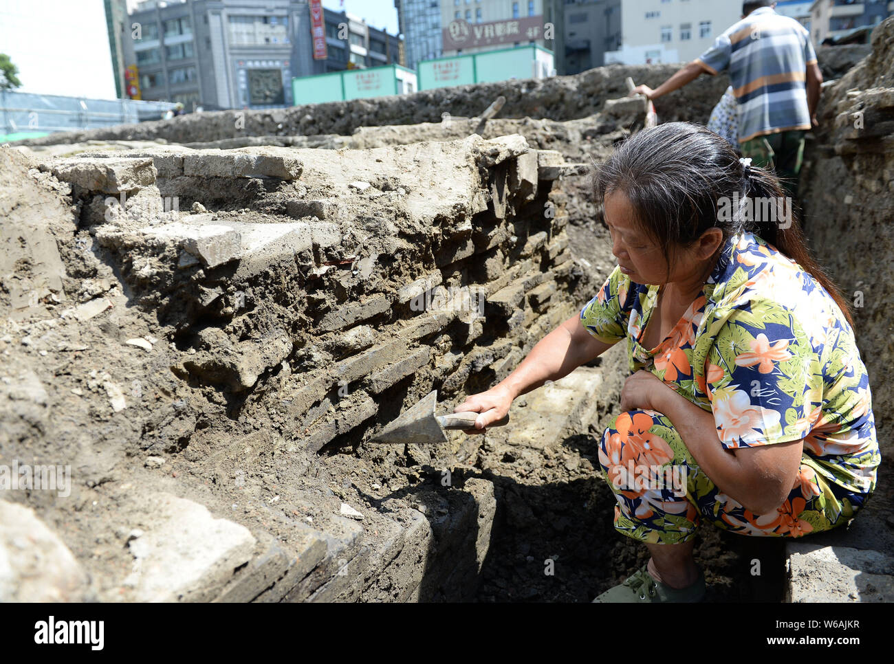 Les travailleurs chinois enquêter sur le site de fouilles de l'ancienne ville des ruines de la fin de la dynastie Tang (618-907) de la dynastie des Song du Sud (960-1279) en C Banque D'Images