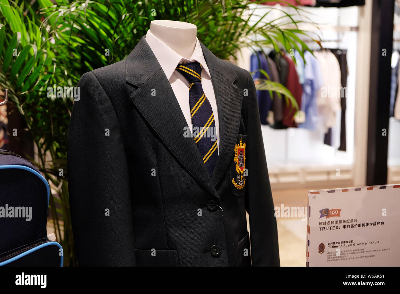 L'uniforme est en vente dans un magasin de marque international campus  portant Eton Kidd dans Shanghai, la Chine de l'est de la province de  Jiangsu, le 31 mai 2018 Photo Stock -