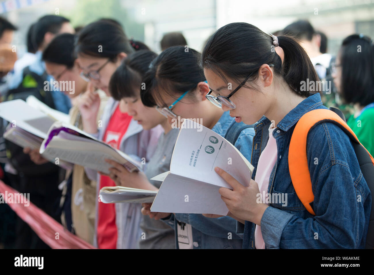 Les étudiants chinois qui prennent part à l'examen d'entrée du collège national 2018, connu comme le Gaokao, rend la préparation finale à l'examen de l'emplacement de Banque D'Images