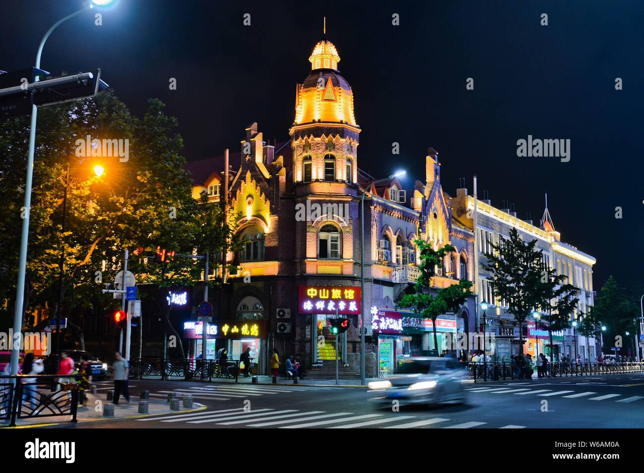 Paysage de nuit de la ville de Qingdao à l'avance de la 18e Organisation de coopération de Shanghai (OCS) qui se tiendra à l'est de la Chine Shandong province, 3 juin 2018. Le 1 Banque D'Images