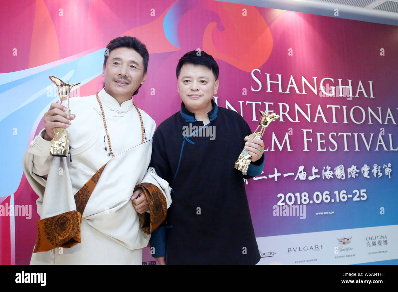 Sonthar Gyal, droite, directeur de 'Ala' Changso, reçoit le Grand Prix du Jury lors de la cérémonie de la 21e Coupe d'or Prix à l'occasion e Banque D'Images