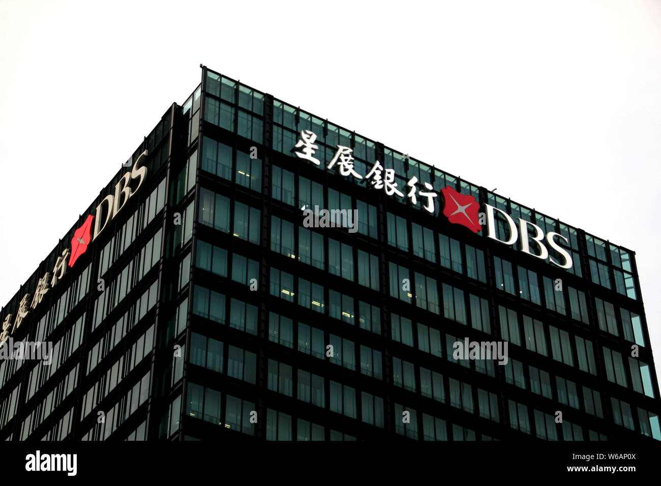 --FILE--un logo de DBS Bank, le plus grand prêteur de Singapour, est représenté sur un toit d'un immeuble à Shanghai, Chine, 29 août 2017. DBS Bank, Singapo Banque D'Images