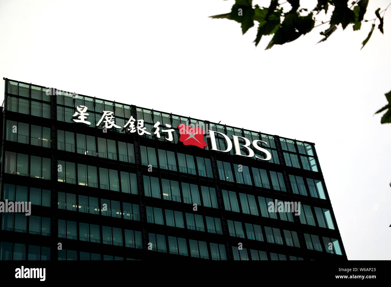 --FILE--un logo de DBS Bank, le plus grand prêteur de Singapour, est représenté sur un toit d'un immeuble à Shanghai, Chine, 29 août 2017. DBS Bank, Singapo Banque D'Images