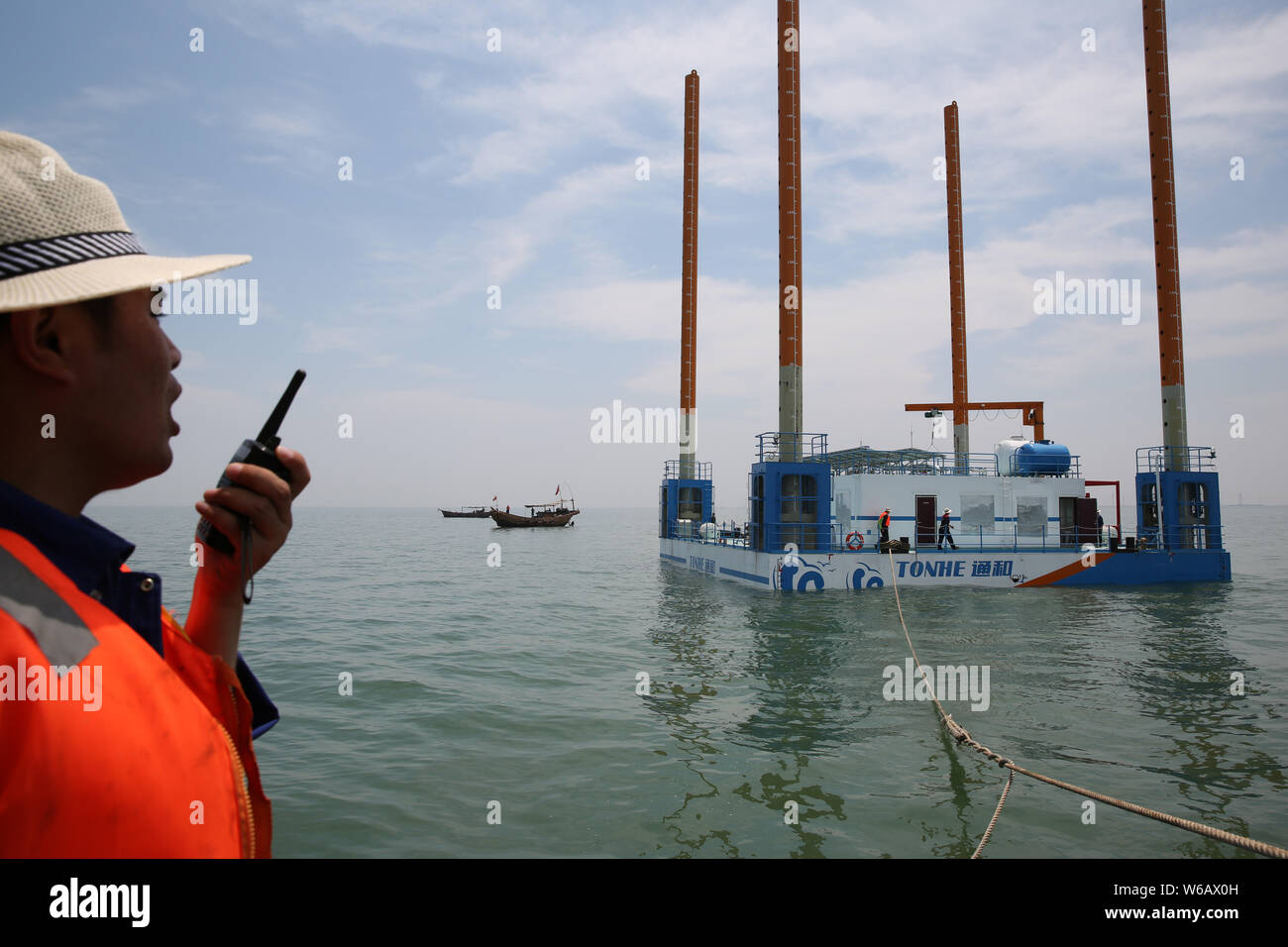 Un travailleur chinois exploite le Delta du Fleuve Jaune jack-up la première plate-forme ocean ranch à Dongying City, Shandong province de Chine orientale, le 25 juin 2018. Banque D'Images