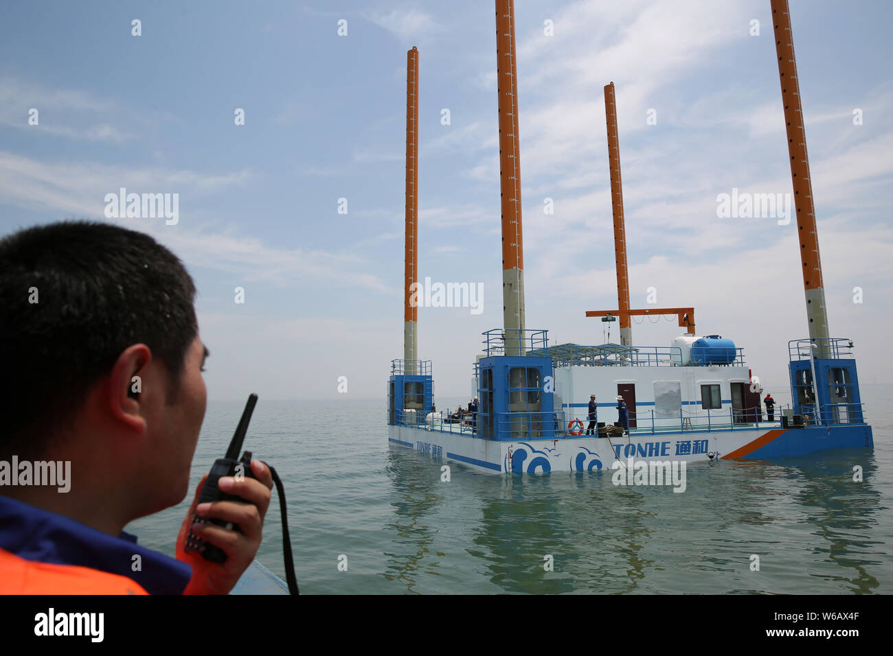 Un travailleur chinois exploite le Delta du Fleuve Jaune jack-up la première plate-forme ocean ranch à Dongying City, Shandong province de Chine orientale, le 25 juin 2018. Banque D'Images