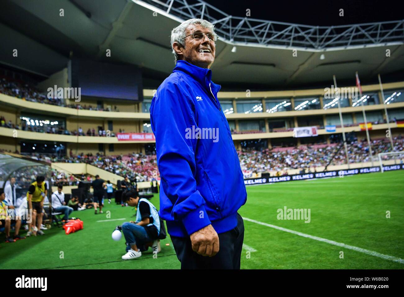 Entraîneur de football serbe et ancien joueur Bora Milutinovic, l'entraîneur en chef de célébrité chinois, surveille ses joueurs contre Légende Internationale Banque D'Images