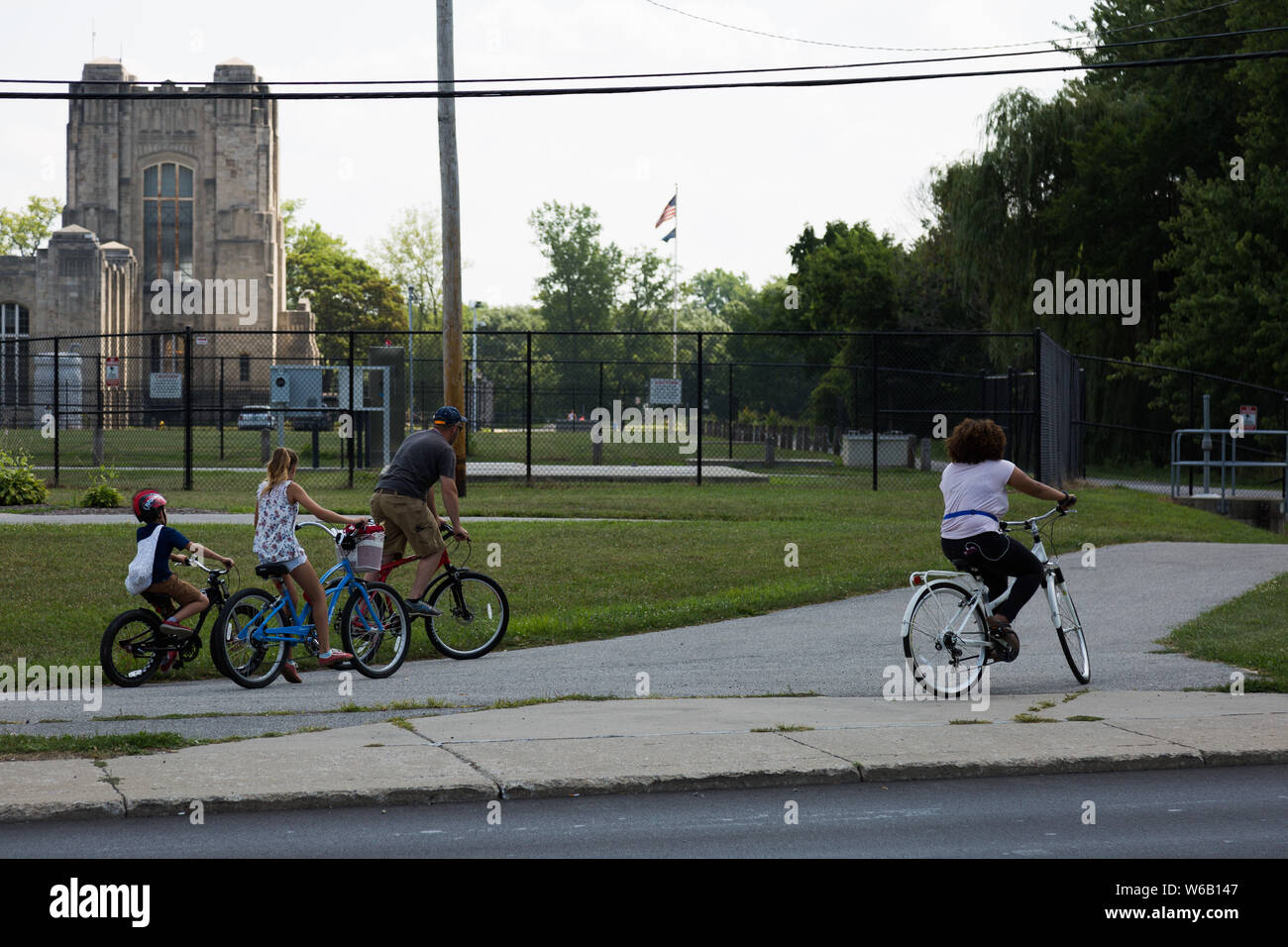 Une famille de cyclistes rides passé l'eau de la ville vers l'usine de filtration et d'Rivergreenway Spy courir Avenue à Fort Wayne, Indiana, USA. Banque D'Images