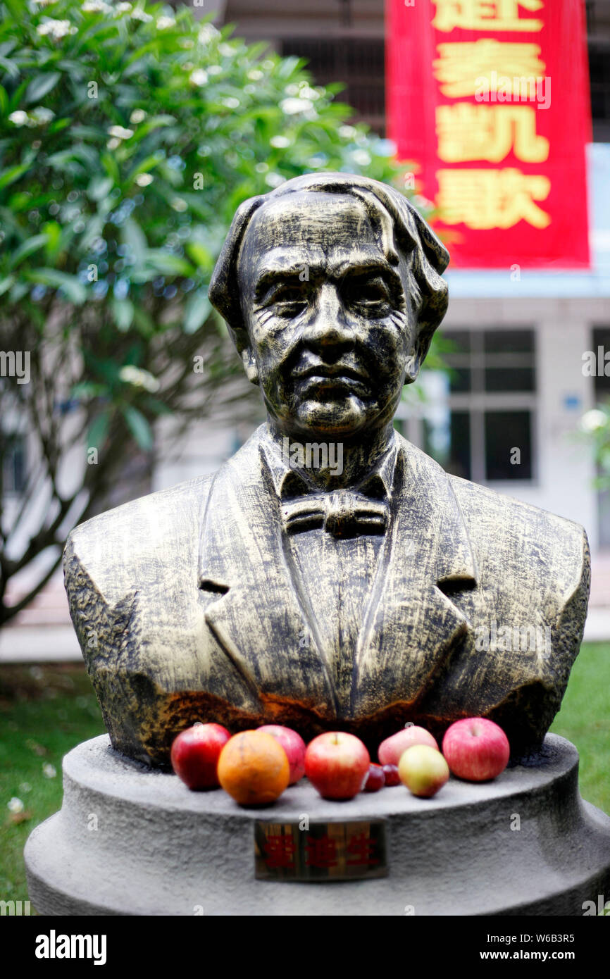 Une statue de bronze de l'inventeur américain Thomas Edison est adoptée par les pommes et autres fruits de bénédictions rédigé par les élèves sur les surfaces à prier f Banque D'Images