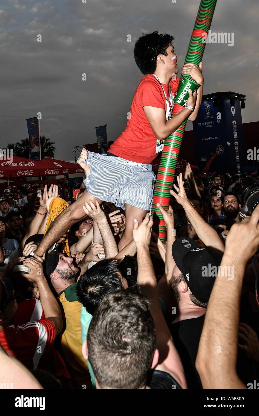 Les fans de football du monde entier font construire une tour humaine afin d'empiler jusqu'à 5 mètres de haut beer cup tour sur un carré à la chaleur de la Coupe du Monde 2018 C Banque D'Images