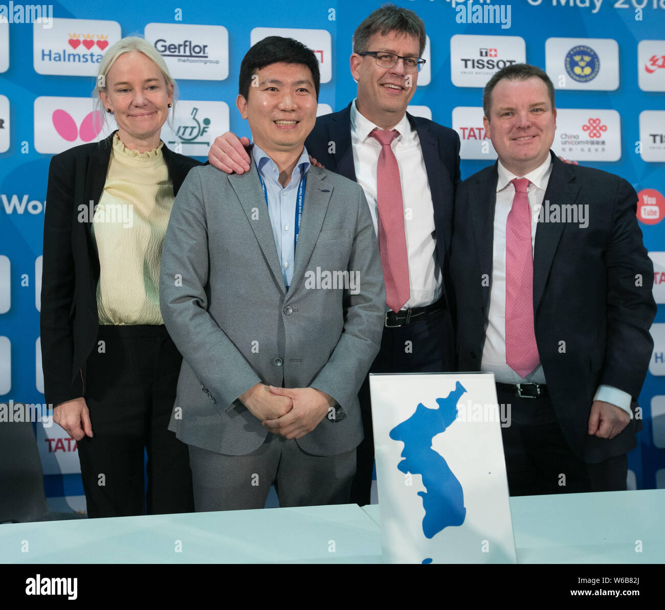 Thomas Weikert Président de l'ITTF (Fédération Internationale de Tennis de Table), deuxième à droite, a pris sa retraite et joueur de tennis de table sud-coréen Ryu Seung-min, se Banque D'Images