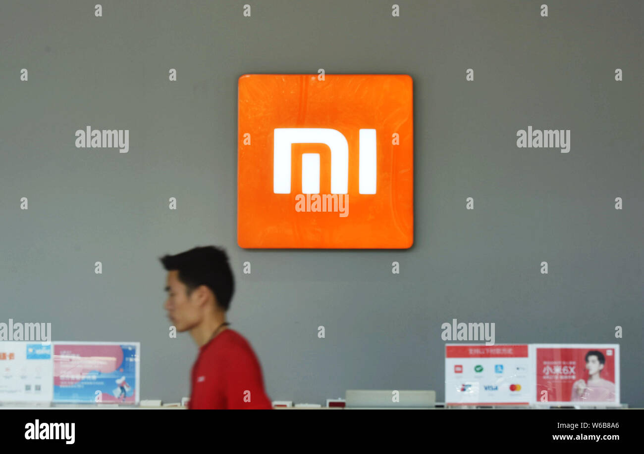 Boutiques d'un client à un magasin Xiaomi à Hangzhou, ville de l'est de la Chine dans la province du Zhejiang, le 3 mai 2018. Bouilloire Smartphone Xiaomi Corp. a perdu un grand bi 44 Banque D'Images