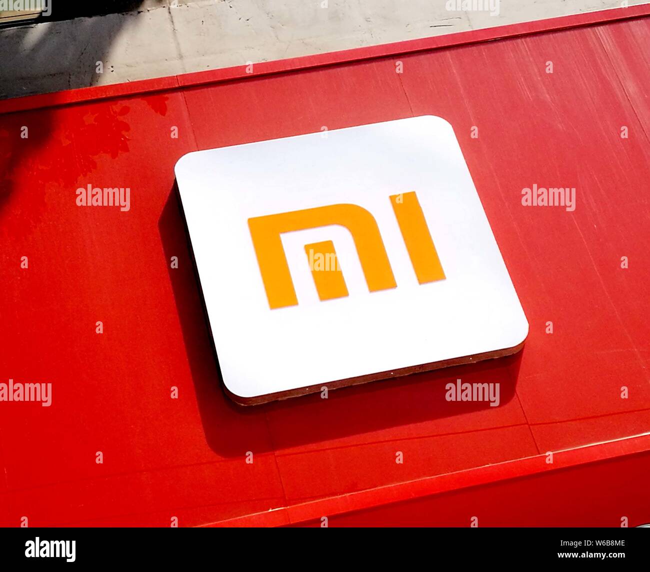 Vue d'un logo dans un magasin Xiaomi à Hangzhou, ville de l'est de la Chine dans la province du Zhejiang, le 3 mai 2018. Bouilloire Smartphone Xiaomi Corp. a perdu un énorme projet de loi 44 Banque D'Images