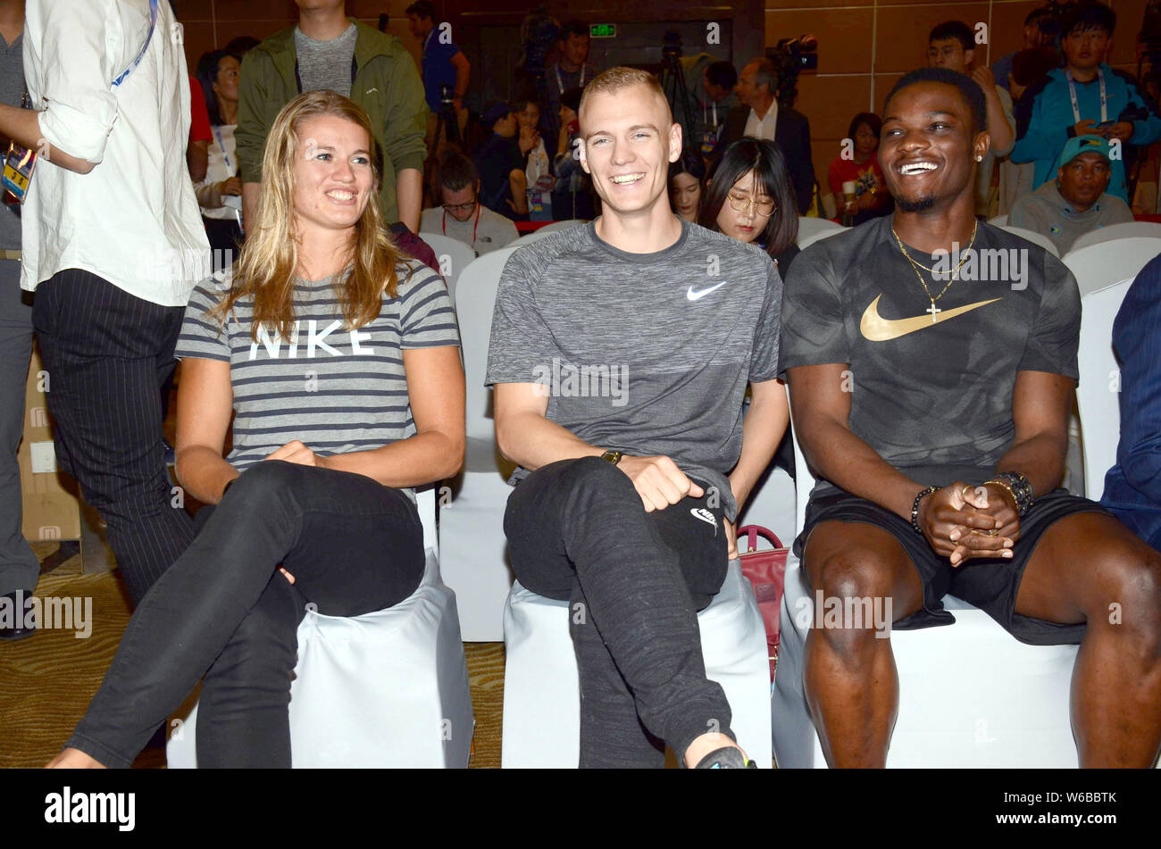 (De gauche) sprinter néerlandais Dafne Schippers, athlète américain Sam Kendricks, et athlète jamaïquaine, Omar Mcleod assister à une conférence de presse pour l'IA Banque D'Images