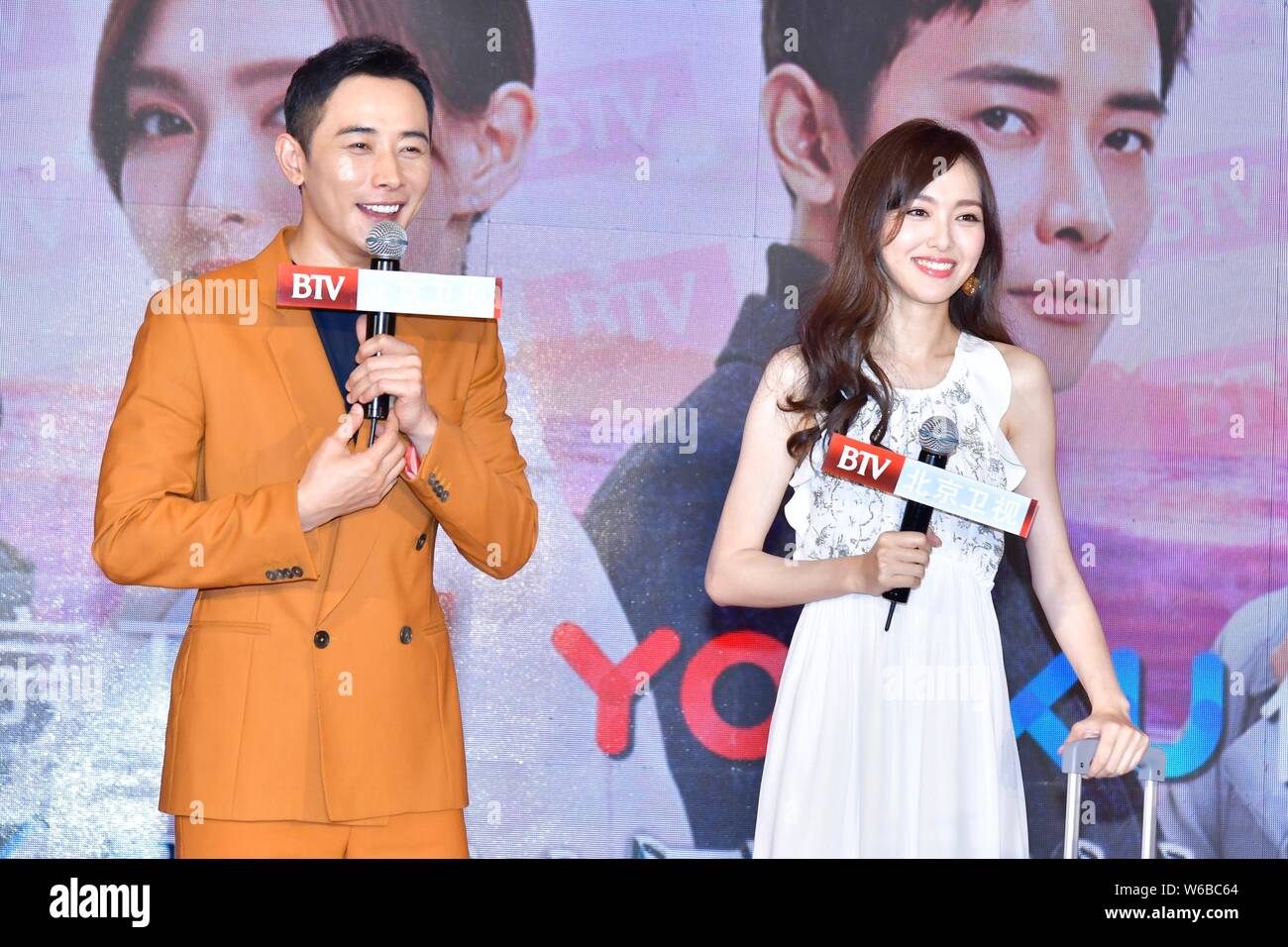 L'actrice chinoise Tang Yan Tang ou Tiffany et son petit ami acteur Luo Jin assister à une conférence de presse pour nouvelle série TV 'Gui Qu Lai' ou 'la façon dont nous avons été' Banque D'Images