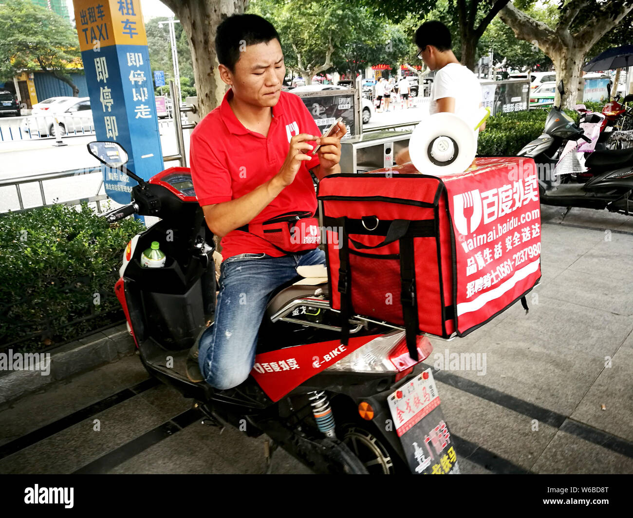 FILE--une livraison de nourriture de messagerie en ligne de l'entreprise de  livraison de repas chinois Baidu Waimai, le service de livraison de  nourriture en ligne chinois Baidu, géant de recherche Photo Stock -