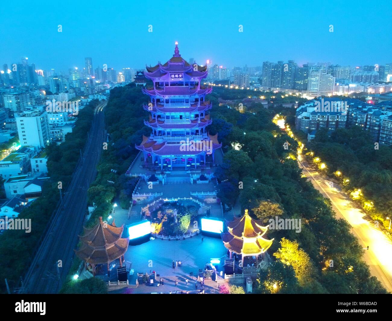 La Yellow Crane Tower est éclairé la nuit pour applaudir pour l'inauguration du pont lumière Chine-UE de l'activité 2018 de l'Année UE-Chine sur le tourisme à Wuhan City, Banque D'Images