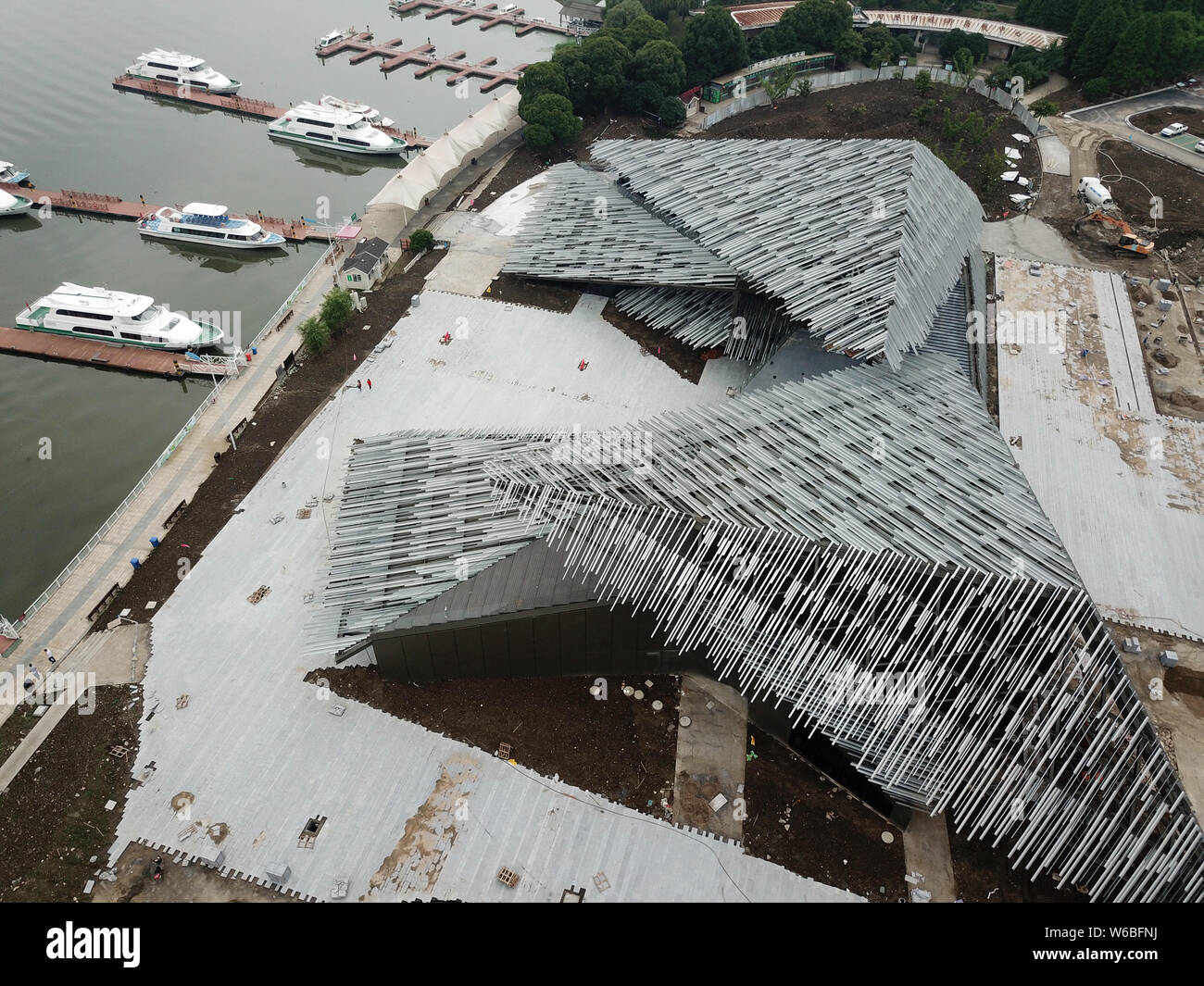 Une vue aérienne du lac Yangcheng Travel Distribution Center doté de deux ailes qui se chevauchent les toits triangulaires conçu par l'architecte japonais Ke Banque D'Images