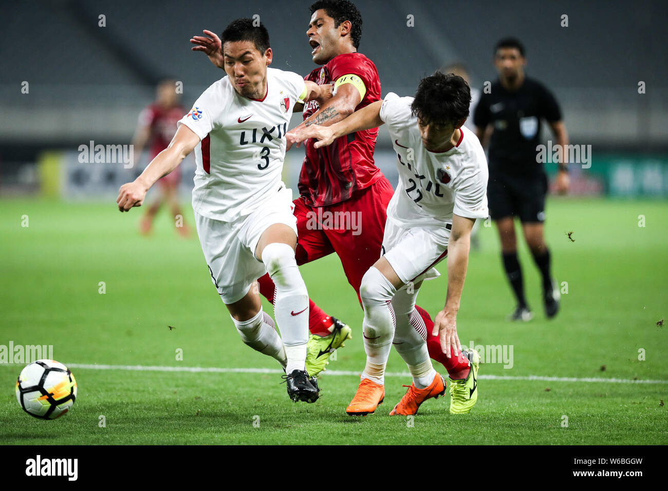 Joueur de football brésilien, Givanildo Vieira de Sousa, centre, mieux connu sous le nom de Hulk, de Chine à Shanghai EPOP C.F. défis Gen Shoji et Daigo Nishi Banque D'Images