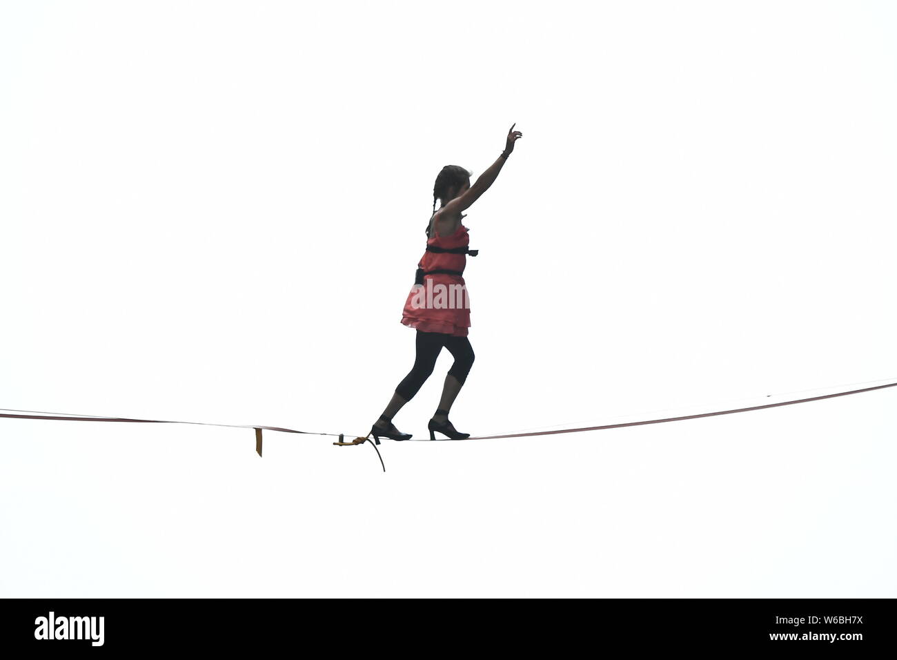 Mimi Guesdon de la France participe à un concours de slackline en talons hauts dans un monde premier défi tout falaises de la montagne Tianmen (ou Tianmens Banque D'Images