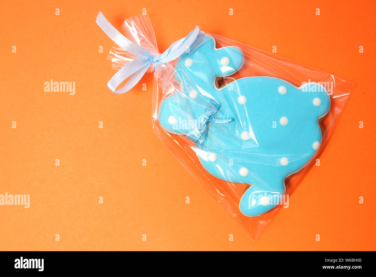 Lapin Bleu. Les cookies de Pâques sur un fond blanc Banque D'Images