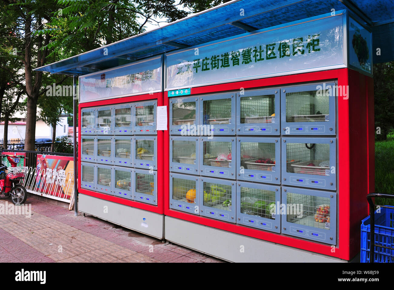 Un distributeur automatique de fruits et légumes est installé dans un quartier résidentiel à Beijing, Chine, 16 mai 2018. Dans un effort pour rendre commode fo Banque D'Images