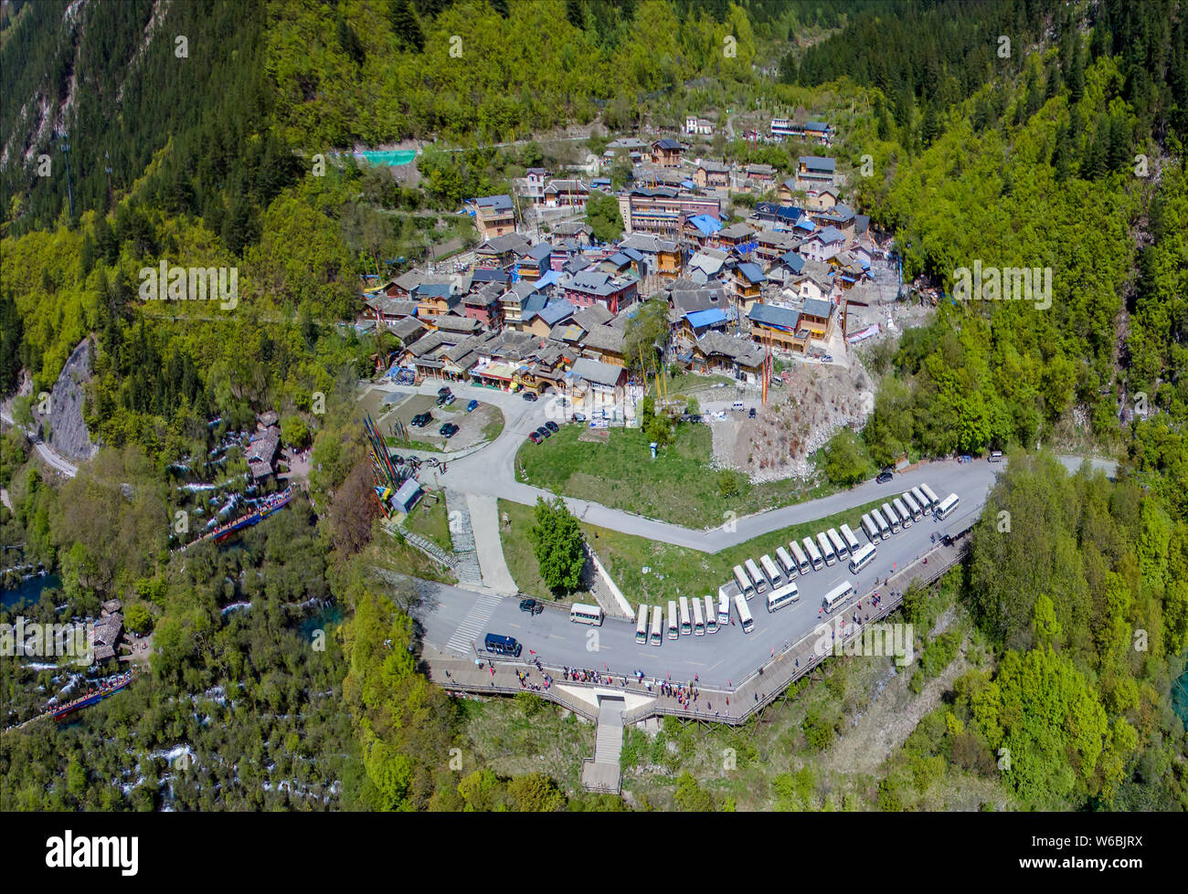 Paysage du Village Shuzheng retrouver sa beauté à Jiuzhaigou Valley après le tremblement de terre de magnitude 7,0 à Jiuzhaigou County, Ngawa T Banque D'Images