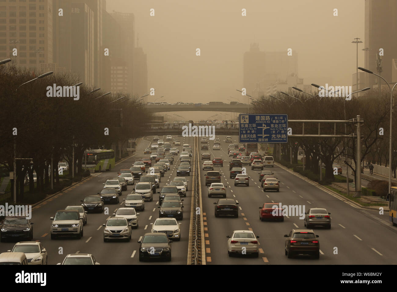 --FILE, les voitures roulent sur une route dans le smog lourde à Beijing, Chine, 28 mars 2018. Comme le gouvernement de la ville de Pékin entre dans la dernière étape de son déplacement Banque D'Images