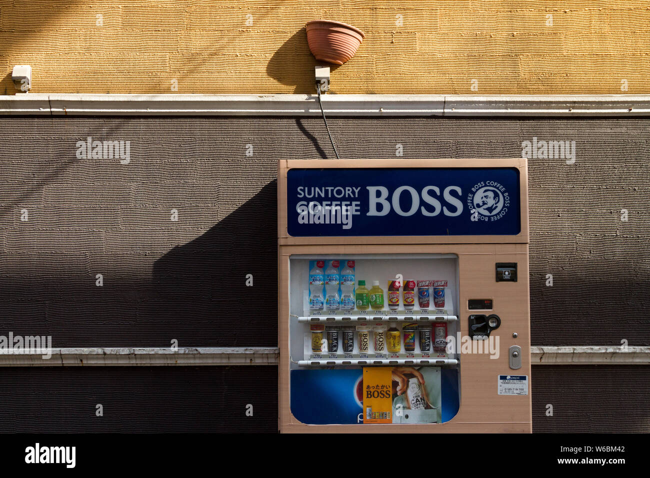 Un distributeur automatique contre un mur à Shibuya, Tokyo, Japon. Banque D'Images