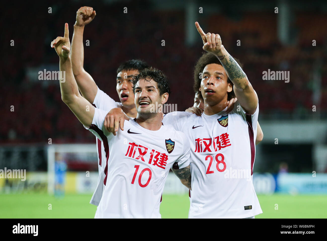 Joueur de football brésilien, Alexandre Rodrigues da Silva, connu sous le nom de Pato, de Chine, Shanghai Quanjian célèbre avec son coéquipier de football belge playe Banque D'Images