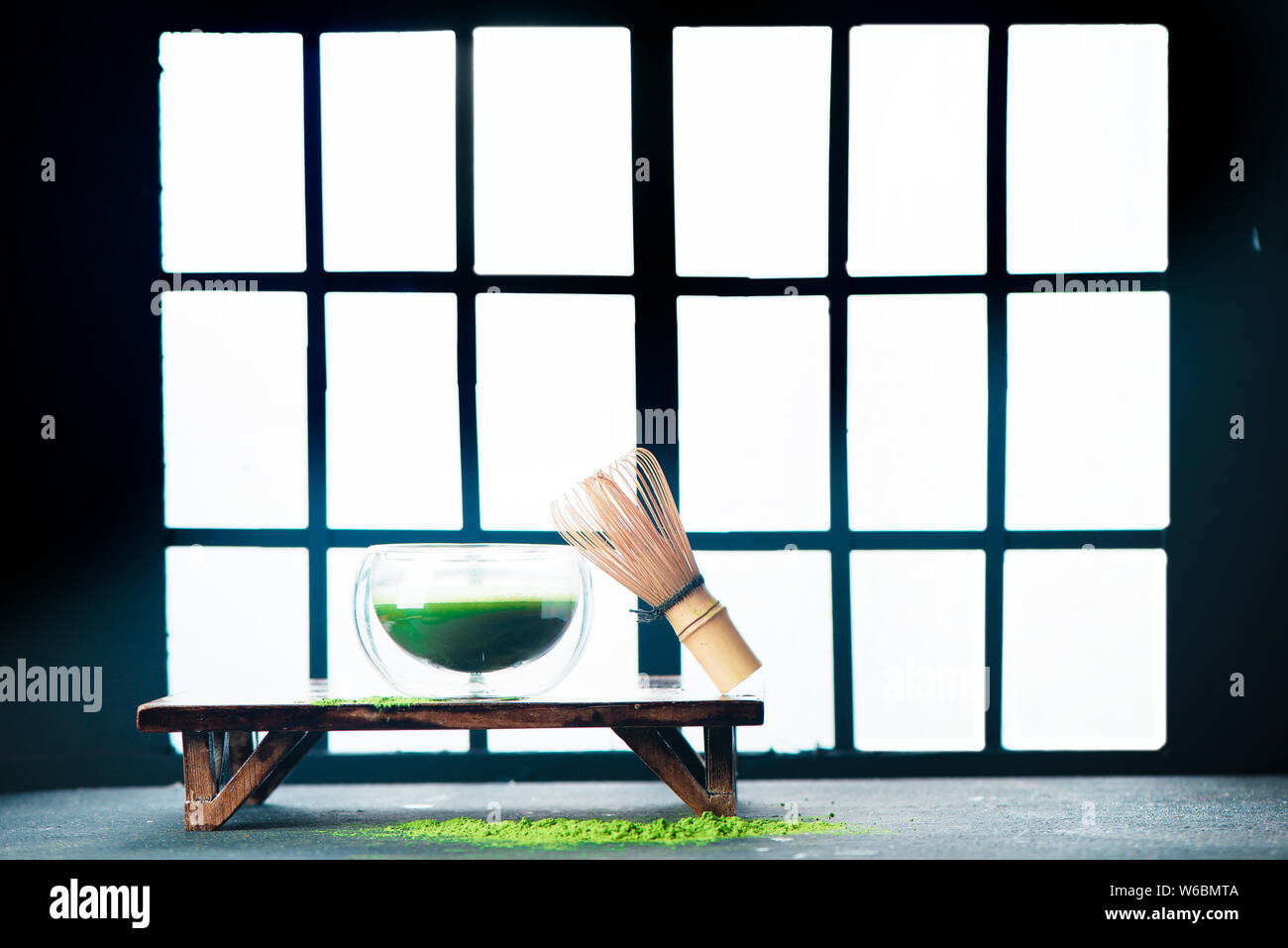 Le thé vert matcha en-tête avec portes coulissantes Shoji arrière-plan. Chambre traditionnelle japonaise, la préparation à la cérémonie du thé Banque D'Images