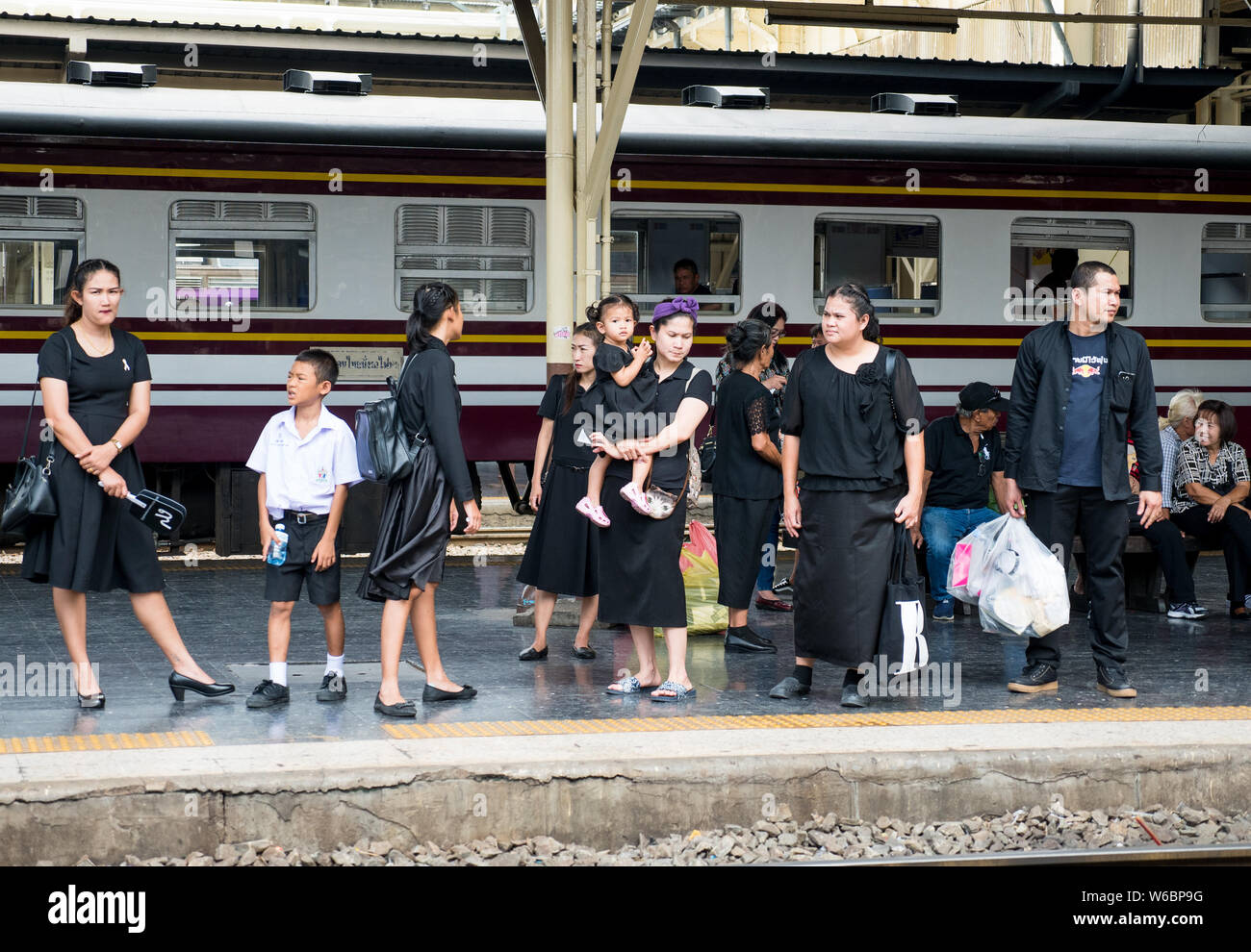 Bangkok, Thaïlande - 23 septembre 2017 : personnes en attente de leur train home at Hua Lamphong Station à Bangkok après avoir versé leur dernier point Banque D'Images
