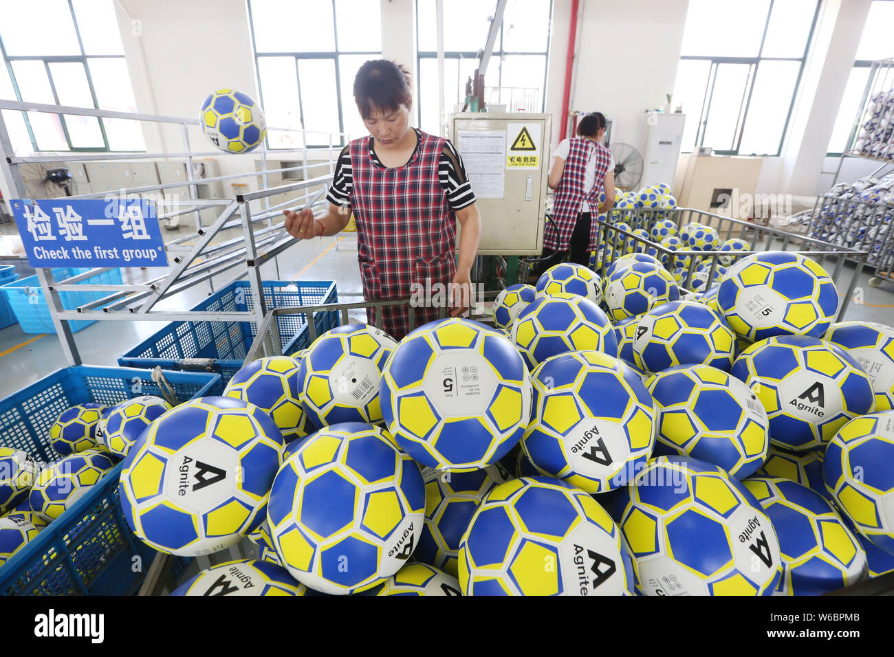 Les travailleurs chinois de la fabrication de ballons de football pour la  Coupe du Monde FIFA 2018 à l'usine d'une entreprise d'articles de sport  dans la ville, de l'Est Chine Haimen Jiangsu