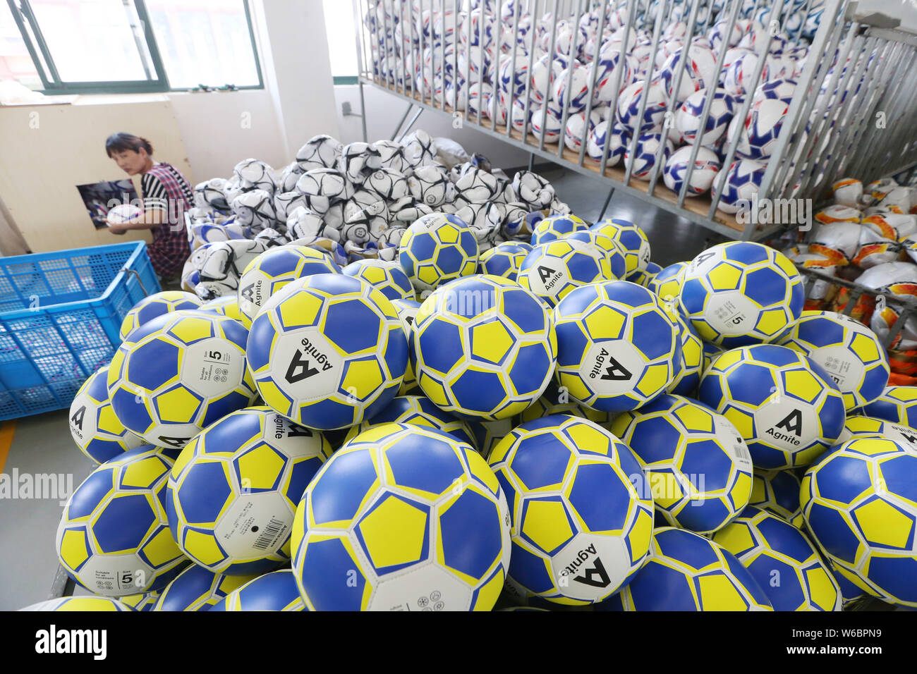 Les travailleurs chinois de la fabrication de ballons de football pour la  Coupe du Monde FIFA 2018 à l'usine d'une entreprise d'articles de sport  dans la ville, de l'Est Chine Haimen Jiangsu