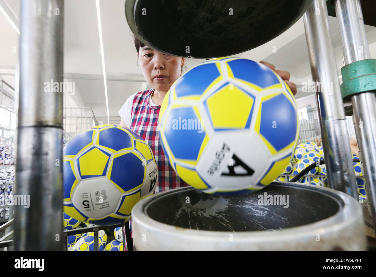 Les travailleurs chinois de la fabrication de ballons de football pour la  Coupe du Monde FIFA 2018 à l'usine d'une entreprise d'articles de sport  dans la ville, de l'Est Chine Haimen Jiangsu
