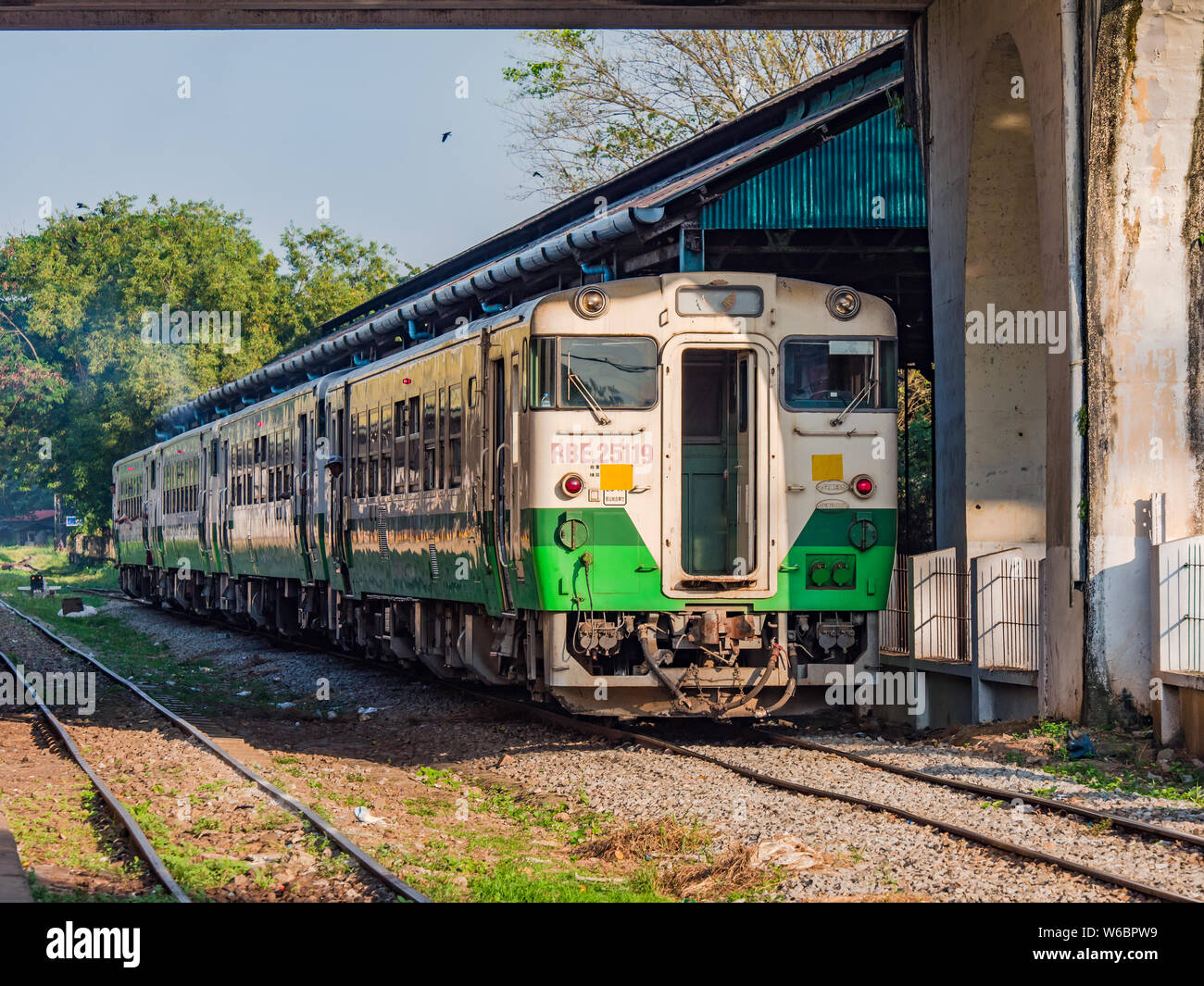 Yangon, Myanmar - 5 novembre, 2017 : le vaste réseau ferroviaire du Myanmar est lentement en cours de modernisation, principalement utilisé avec les trains venant de d'autres pays asiatiques Banque D'Images