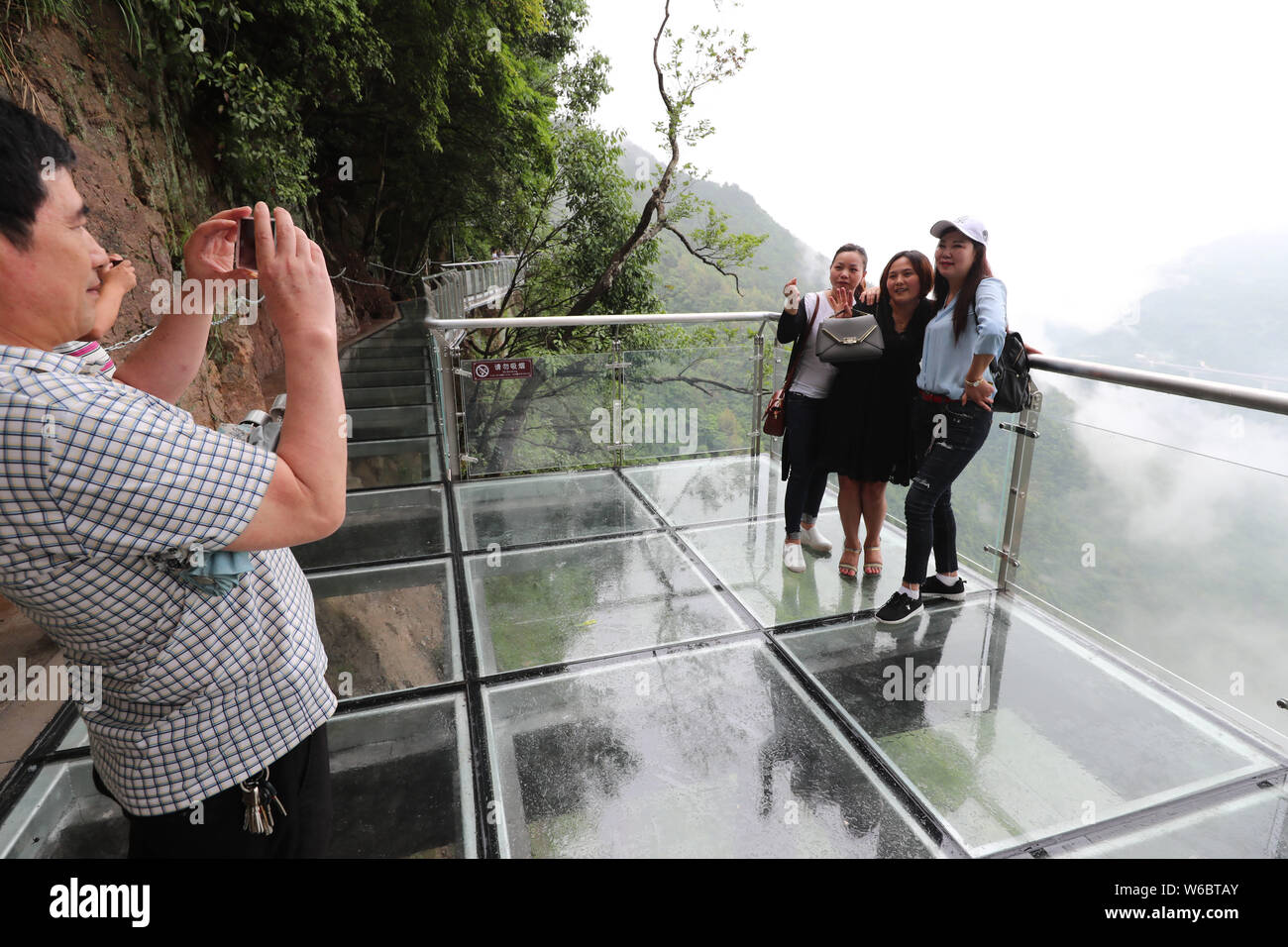 Les touristes de profiter du paysage pendant qu'elles marchent sur le Lingyundu sur chevalets à verre la montagne Xuedou à Ningbo City, Zhejiang Province de Chine orientale, 26 mai 2 Banque D'Images