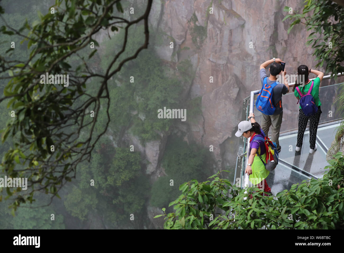 Les touristes de profiter du paysage pendant qu'elles marchent sur le Lingyundu sur chevalets à verre la montagne Xuedou à Ningbo City, Zhejiang Province de Chine orientale, 26 mai 2 Banque D'Images