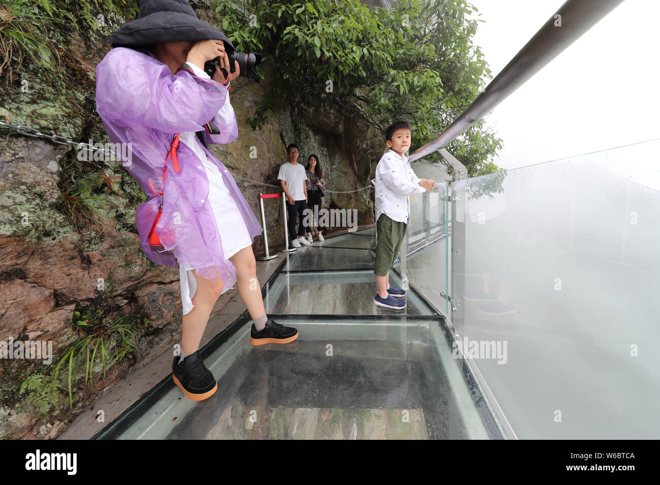 Les touristes de profiter du paysage pendant qu'elles marchent sur le Lingyundu sur chevalets à verre la montagne Xuedou à Ningbo City, Zhejiang Province de Chine orientale, 26 mai 2 Banque D'Images