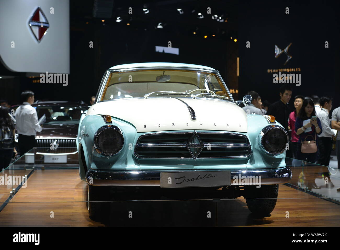 --FILE--une Borgward Isabella voiture est sur l'affichage pendant la 14e Chine (Guangzhou) Exposition internationale de l'automobile, également connu sous le nom de Auto Guangzhou 2016 Banque D'Images