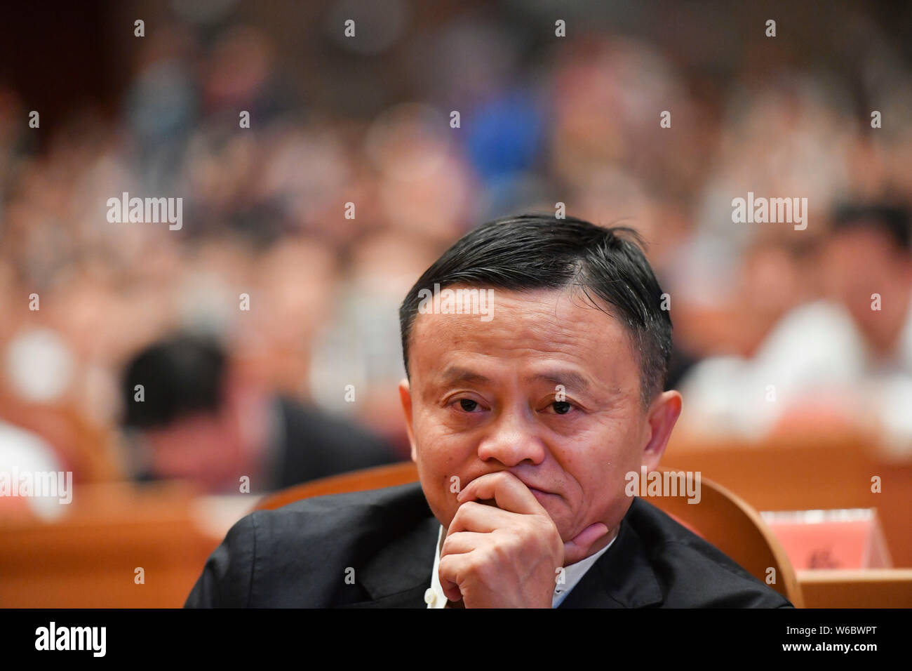Jack Ma ou Ma Yun, président du géant de l'e-commerce chinois Alibaba Group, prononce un discours à la Conférence d'ouverture de Zhejiang à Hangzhou city, à l'Est Banque D'Images