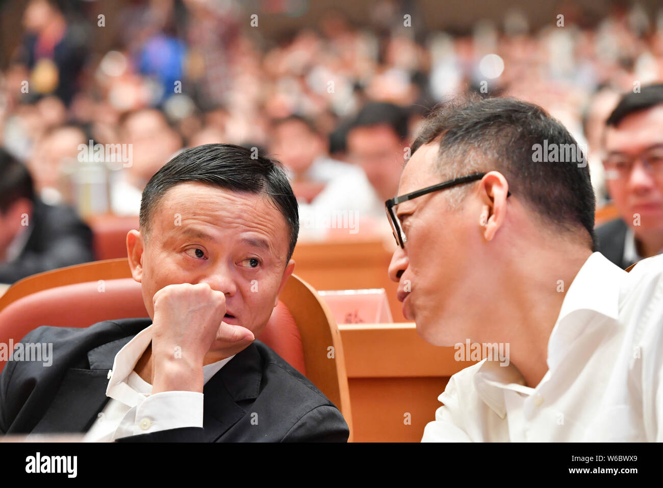 Jack Ma ou Ma Yun, président du géant de l'e-commerce chinois Alibaba Group, prononce un discours à la Conférence d'ouverture de Zhejiang à Hangzhou city, à l'Est Banque D'Images