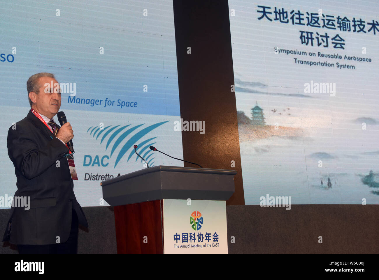 Gennaro Russo, chef du Bureau des programmes de l'espace au Centre italien de recherche aérospatiale (ACEI), assiste à la 20e réunion annuelle de la Chine une Banque D'Images