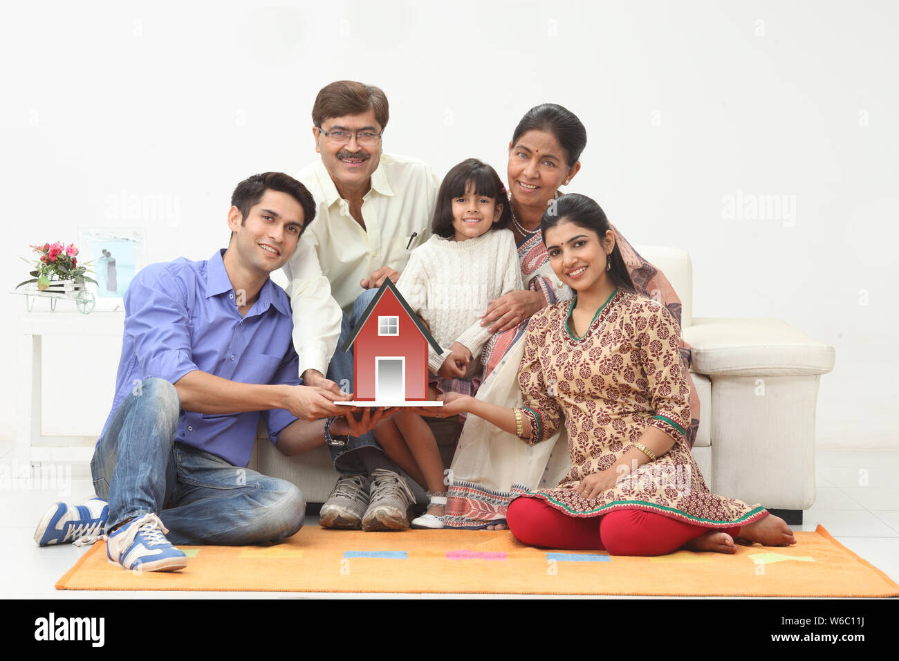 Famille avec modèle de maison de rêve Banque D'Images